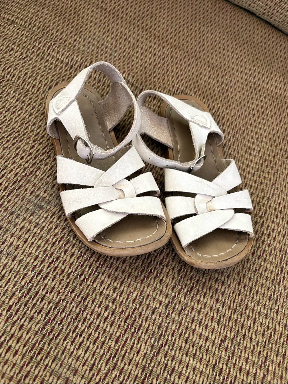 White little girls saltwater sandals